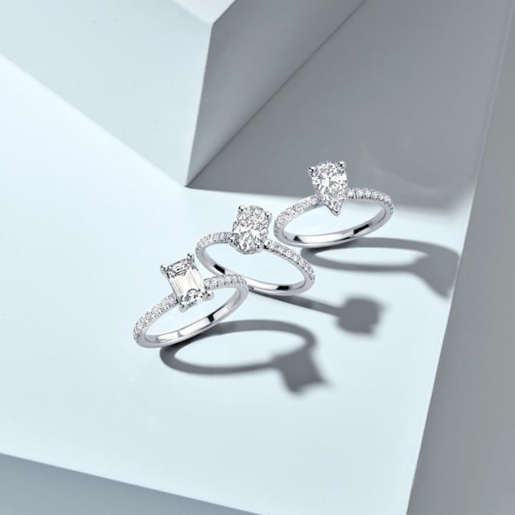 2.50 carats bague solitaire avec un diamant synthétique ovale et un halo caché en or rouge