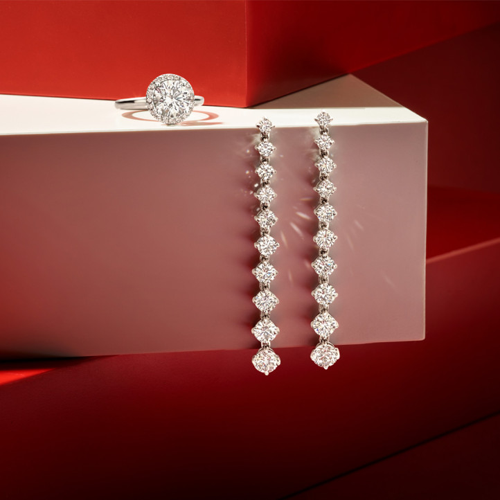 Boucles d'oreilles dégradé avec diamants synthétiques 5.85 Cts or blanc