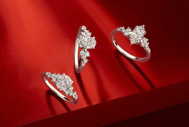 Trois bagues de fiançailles en or blanc, serties de diamants ronds et poires