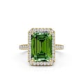 Bague solitaire halo 2,00 carats avec un diamant émeraude Fancy Vivid Green de synthèse en or jaune, sertie de diamants latéraux.
