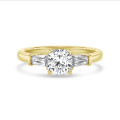 2.00 carat Bague trilogie en or jaune avec un diamant synthétique coussin et deux diamants synthétiques baguettes de forme conique