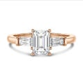 2.00 carat bague trilogie en or rouge avec un diamant de laboratoire émeraude et deux diamants de laboratoire baguettes de forme conique