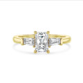 2.00 carat Bague trilogie en or jaune avec un diamant de taille radiant synthétique et deux diamants synthétiques baguettes de forme conique