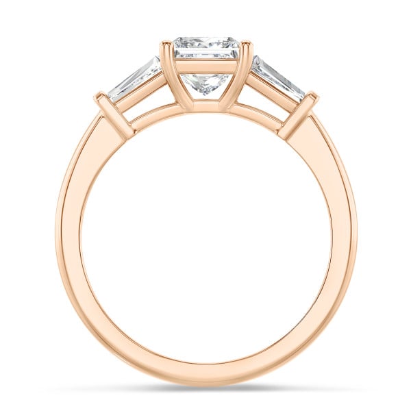 Bagues - 3.00 carat bague trilogie en or rouge avec un diamant de laboratoire princesse et deux diamants de laboratoire baguettes de forme conique