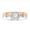 3.00 carat bague trilogie en or rouge avec un diamant de laboratoire princesse et deux diamants de laboratoire baguettes de forme conique