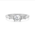 3.00 carat Bague trilogie en or blanc avec un diamant synthétique taille asscher et deux diamants synthétiques baguettes de forme conique