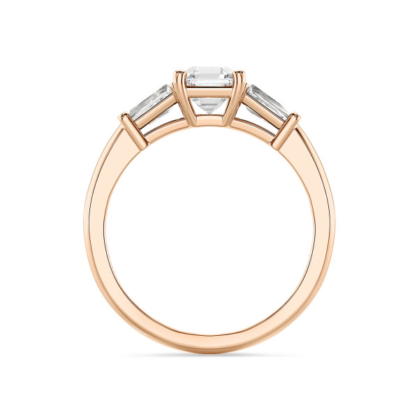 Bagues - 3.00 carat bague trilogie en or rouge avec un diamant synthétique taille asscher et deux diamants synthétiques baguettes de forme conique