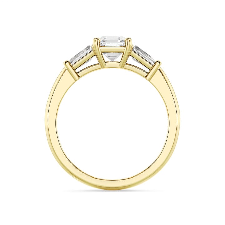 3.00 carat Bague trilogie en or jaune avec un diamant synthétique taille asscher et deux diamants synthétiques baguettes de forme conique