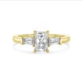 3.00 carat Bague trilogie en or jaune avec un diamant de taille radiant synthétique et deux diamants synthétiques baguettes de forme conique