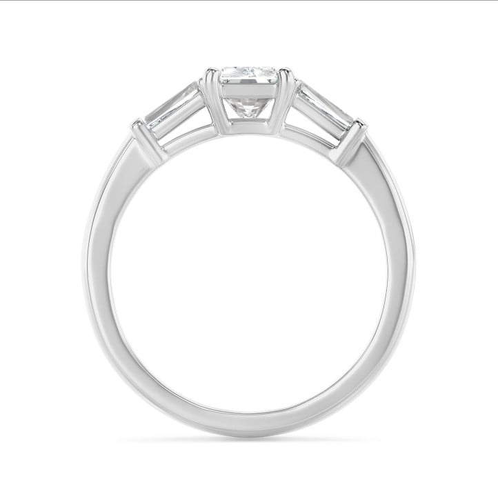 3.00 carat Bague trilogie en platine avec un diamant de taille radiant synthétique et deux diamants synthétiques baguettes de forme conique