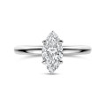 5.00 carat bague solitaire avec un diamant synthétique marquise en or blanc