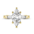1.00 carat Bague trilogie en or jaune avec un diamant de laboratoire marquise et deux diamants de laboratoire baguettes de forme conique