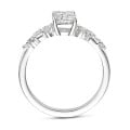 Bague solitaire en grappe de 1.50 carat en or blanc avec un diamant taille émeraude