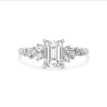 Bague solitaire en grappe de 2.00 carat en or blanc avec un diamant taille émeraude
