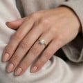 1.20 carats bague solitaire de type auréole avec un diamant synthétique taille asscher en or jaune et diamants synthétiques ronds