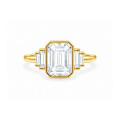 Bague trilogie sur mesure, sertie d'un diamant taille émeraude en serti clos et de pierres effilées sur les côtés.