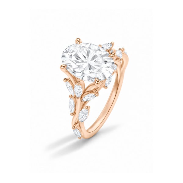Bague sur mesure d'inspiration nature, ornée d'un diamant taille ovale sur un anneau en forme de branche feuillue.