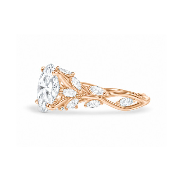 Bague sur mesure d'inspiration nature, ornée d'un diamant taille ovale sur un anneau en forme de branche feuillue.