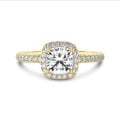 Anello solitario halo da 1,50 carati con diamante cushion in oro giallo con diamanti tondi