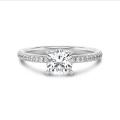 Anello solitario da 1,00 carati con diamante cushion in oro bianco con diamanti laterali