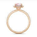 Anello solitario halo da 1,50 carati con un diamante cuscino rosa coltivato in laboratorio in oro rosso con diamanti rotondi coltivati in laboratorio