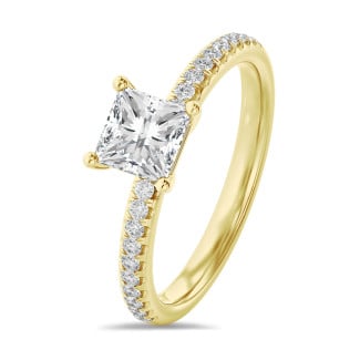 Anello solitario da 3,00 carati con diamante princess in oro giallo con diamanti laterali
