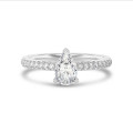 Anello solitario da 2,50 carati con diamante pera coltivato in laboratorio in oro bianco con diamanti laterali coltivati in laboratorio