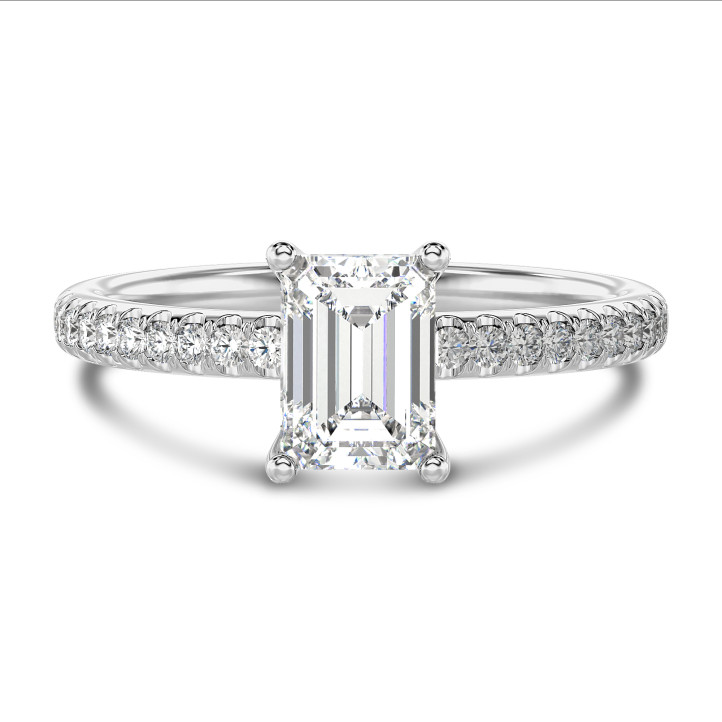 Anello solitario da 1,00 carati con diamante taglio smeraldo coltivato in laboratorio in oro bianco con diamanti laterali coltivati in laboratorio