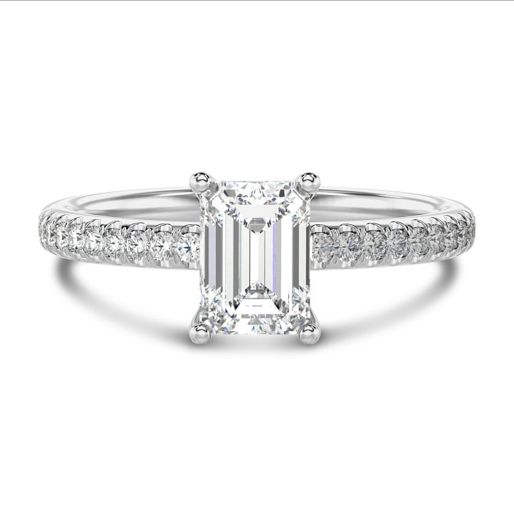 Anello solitario da 1,00 carati con diamante taglio smeraldo coltivato in laboratorio in oro bianco con diamanti laterali coltivati in laboratorio