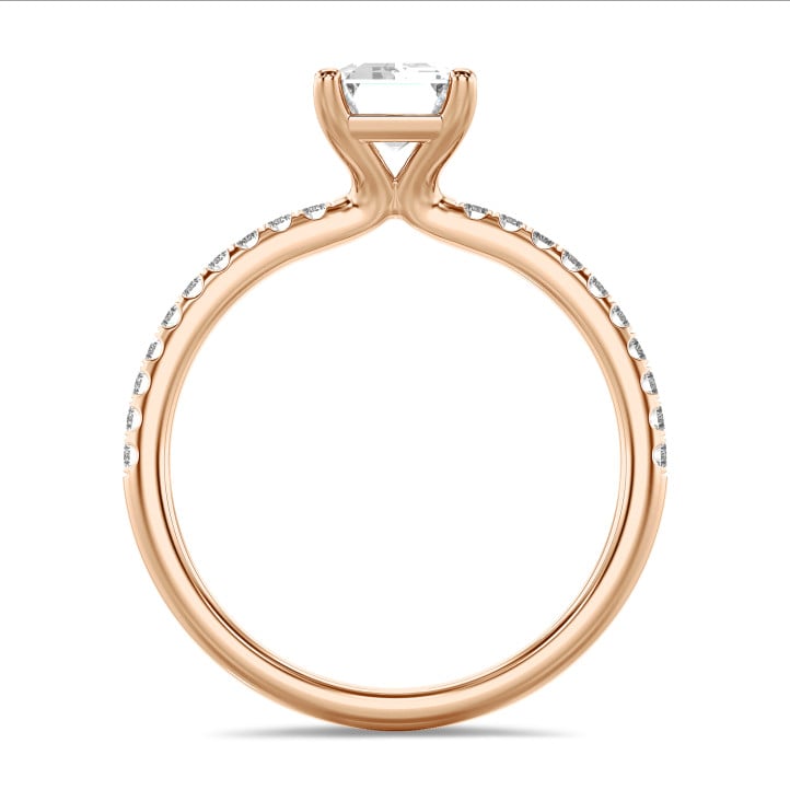 Anello solitario da 1,00 carati con diamante taglio smeraldo coltivato in laboratorio in oro rosso con diamanti laterali coltivati in laboratorio