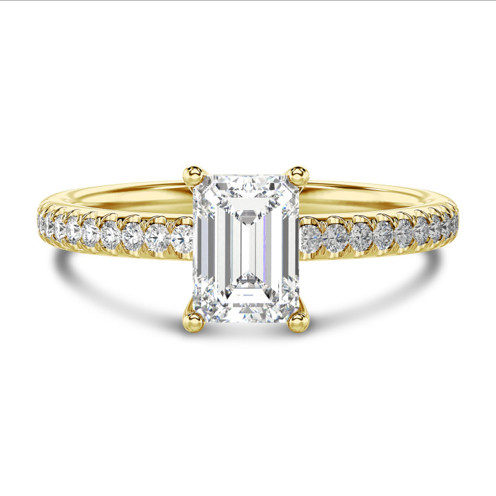 Anello solitario da 2,00 carati con diamante taglio smeraldo coltivato in laboratorio in oro giallo con diamanti laterali coltivati in laboratorio