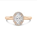 Anello solitario halo da 1,00 carati con diamante ovale in oro rosso con diamanti rotondi