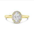 Anello solitario halo da 2,50 carati con diamante ovale in oro giallo con diamanti rotondi