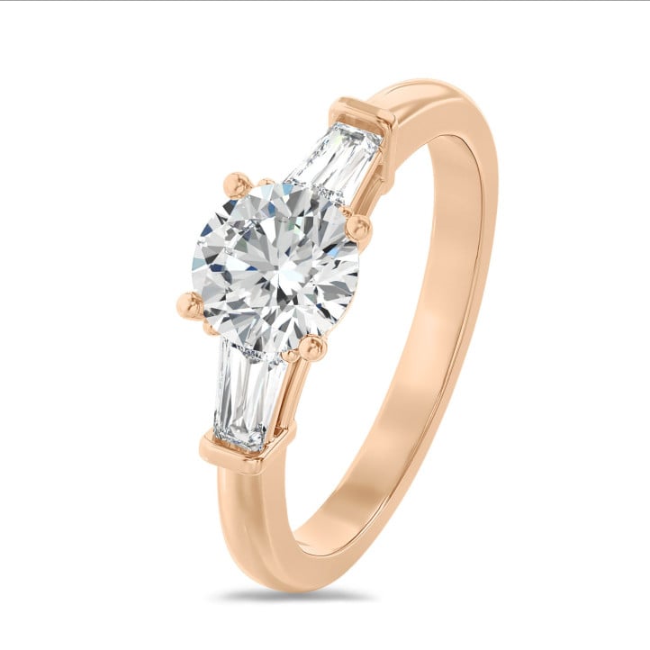 Anello trilogy da 1,00 carati in oro rosso con diamante rotondo coltivato in laboratorio e baguette affusolate coltivate in laboratorio