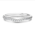 Anello eternity con diamante e curvato da 0,45 carati (con castone completo) in oro bianco