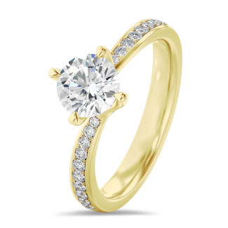 Anello con solitario da 1,50 carati in oro giallo con diamanti laterali coltivati in laboratorio