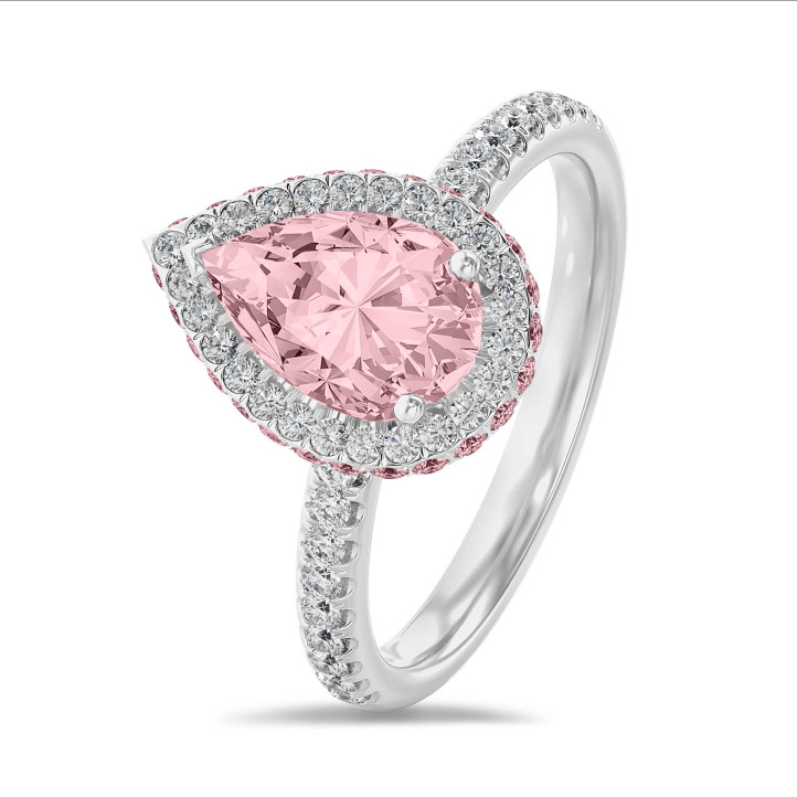 Anello solitario da 1,50 carati con alone bianco e alone laterale rosa, diamante rosa sintetico e diamanti sintetici laterali in oro bianco