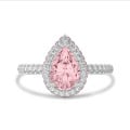 Anello solitario con alone bianco da 3,00 carati con alone laterale rosa e diamante rosa e diamanti laterali in oro bianco