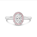 Anello solitario halo da 1,20 carati con diamante ovale coltivato in laboratorio in oro rosso con diamanti tondi rosa coltivati in laboratorio