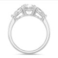 Anello trilogy con diamante ovale da 3,00 carati e diamanti a goccia laterali da 0,35 carati ciascuno in oro bianco