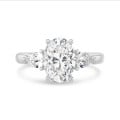 Anello trilogy con diamante ovale da 3,00 carati e diamanti a goccia laterali da 0,35 carati ciascuno in oro bianco