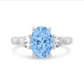 Anello trilogy unico nel suo genere con un diamante ovale blu intenso intenso da 2,00 carati con diamanti bianchi laterali a goccia da 0,30 carati ciascuno in oro bianco