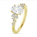 Anello solitario con cluster da 1.00 carati in oro giallo con diamante ovale