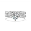 Anello con solitario da 1,20 carati in oro bianco con diamanti laterali