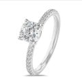 Anello solitario da 5,00 carati con diamante cushion in oro bianco con diamanti laterali