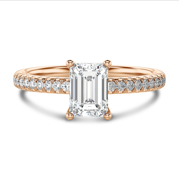 Anello solitario da 5,00 carati con diamante taglio smeraldo coltivato in laboratorio in oro rosso con diamanti laterali coltivati in laboratorio