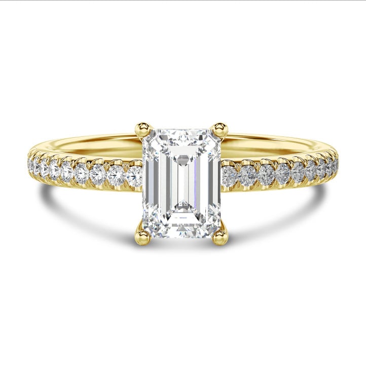 Anello solitario da 5,00 carati con diamante taglio smeraldo coltivato in laboratorio in oro giallo con diamanti laterali coltivati in laboratorio