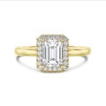 Anello solitario halo da 5,00 carati con diamante taglio smeraldo in oro giallo con diamanti tondi