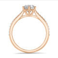 Anello solitario da 5,00 carati in oro rosso con diamante rotondo e diamanti laterali
