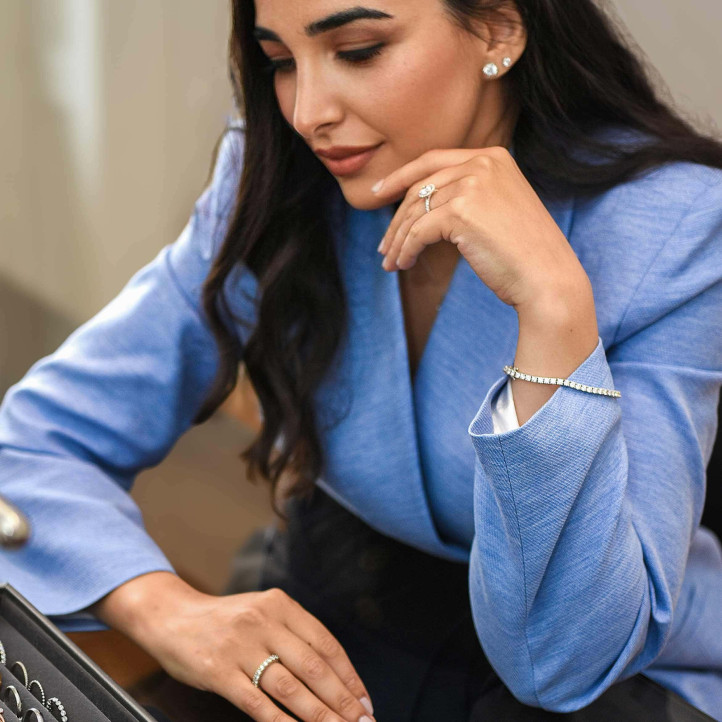 Bracciale tennis da 4,00 carati in oro bianco con diamanti blu e bianchi coltivati in laboratorio